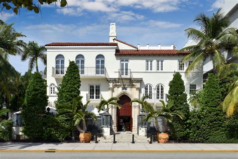 gianni versace fortune|who inherited gianni versace estate.